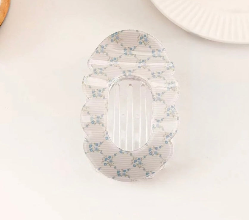 Scalloped Edge Floral Flat Clip