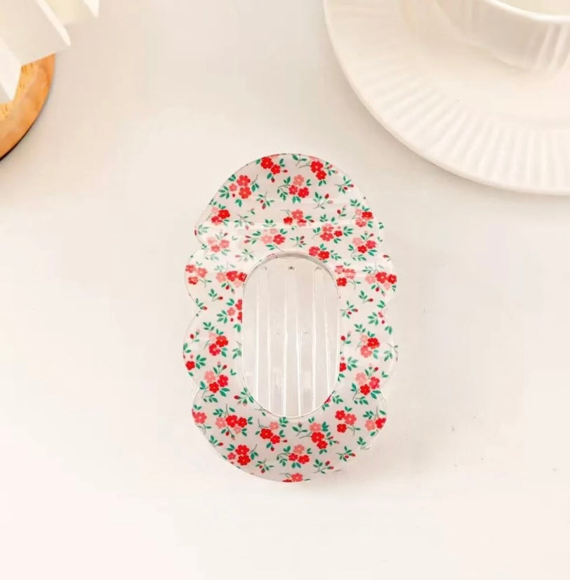 Scalloped Edge Floral Flat Clip